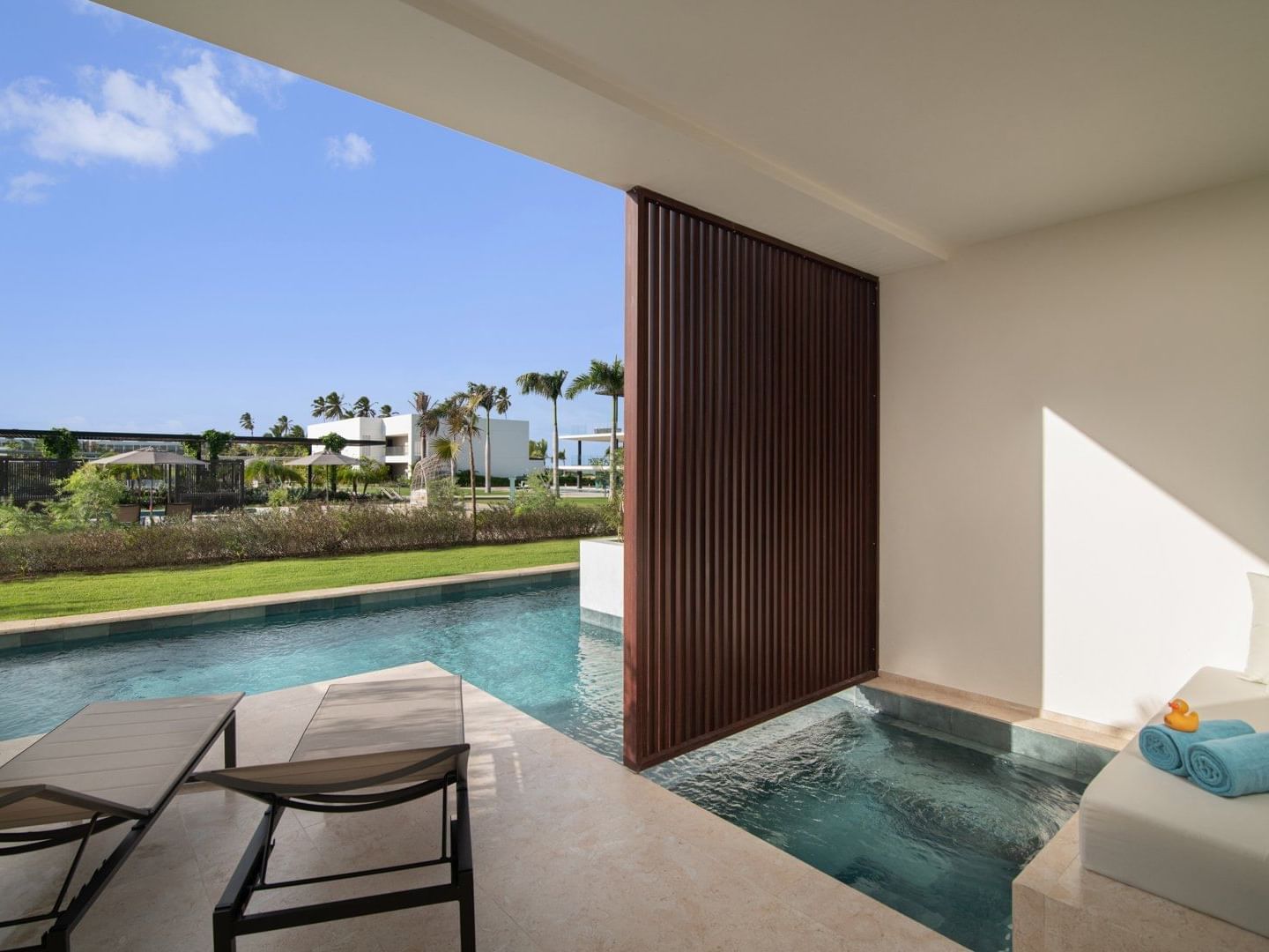 Swim-Up Pool View Room